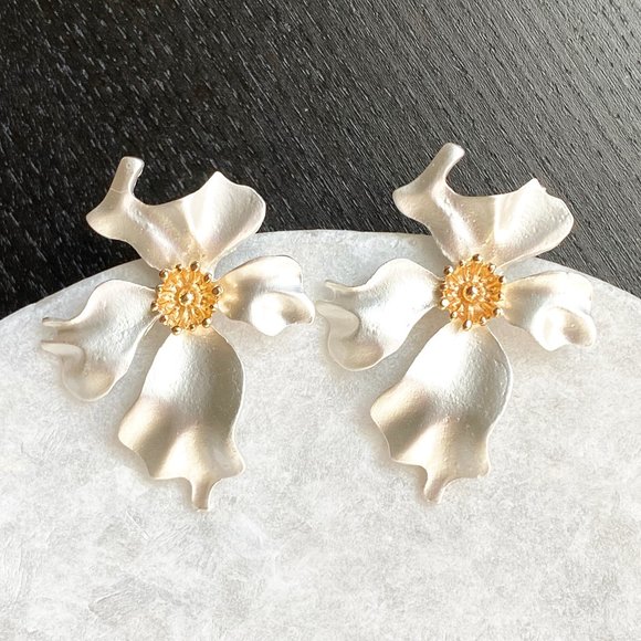 Jewelry - NEW Flower stud earrings in silver